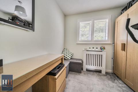 19 Nursery Close, Hook, RG27 9QX
