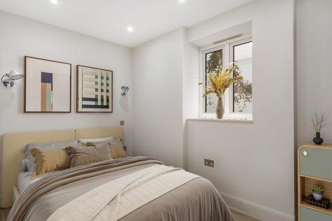 3 bedroom flat to rent, Courtfield Gardens, Earls Court, London, SW5