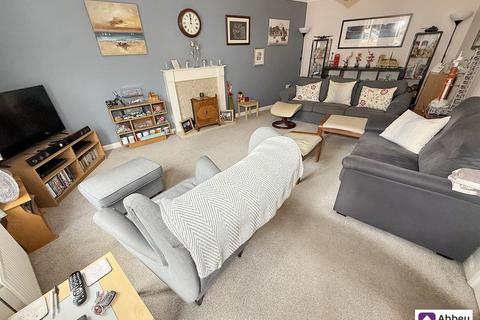 4 bedroom end of terrace house for sale, Oakwood Road, Leicester, LE4