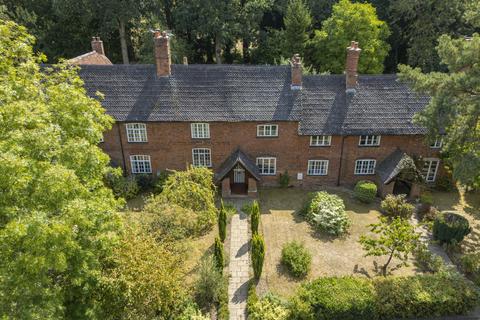 3 bedroom cottage for sale, Rugby Road, Dunchurch, Rugby Warwickshire CV22 6PP