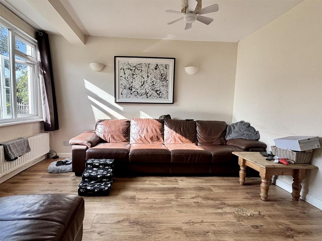 Living Room 1.jpg