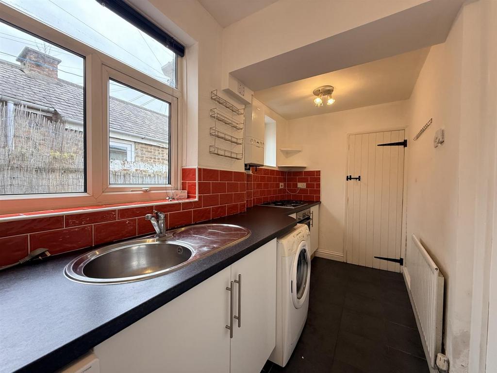 Kitchen 2.jpg
