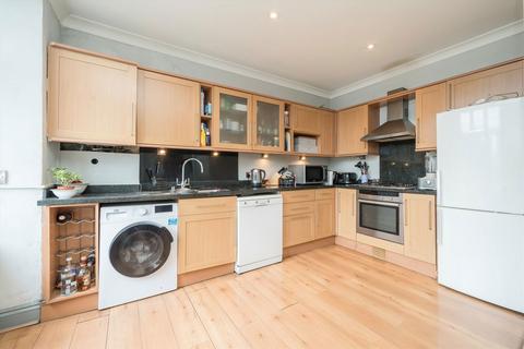 3 bedroom flat for sale, Barrowgate Road, London W4