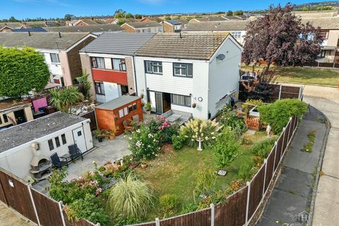 3 bedroom end of terrace house for sale, First Avenue, Canvey Island, SS8 9