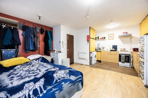 13 York Close, London, E6 5QN
