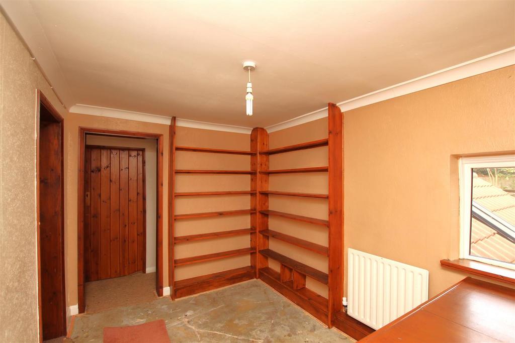 First Floor Landing & Study Area.JPG