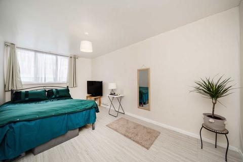 undefined, Pottery Road, Brentford TW8