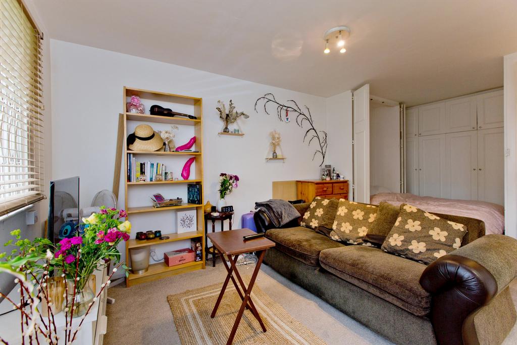 Studio Flat with Separate Kitchen in Prime NW3 Lo