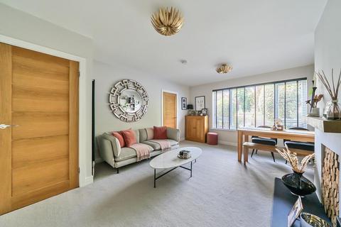 21 Faversham Road, London, SE6 4XE