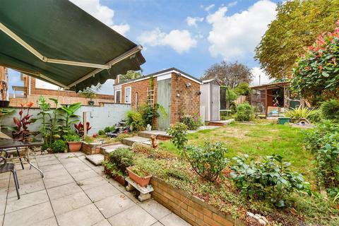 undefined, Furrlongs, Newport, Isle of Wight