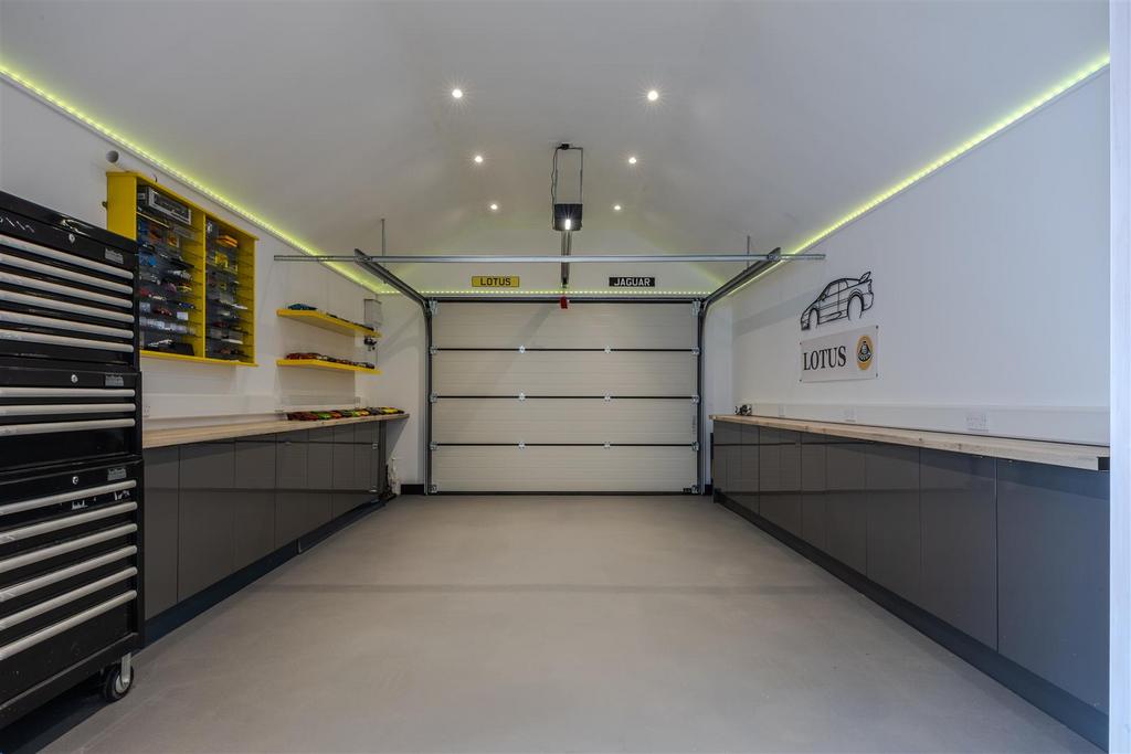 Garage/Workshop
