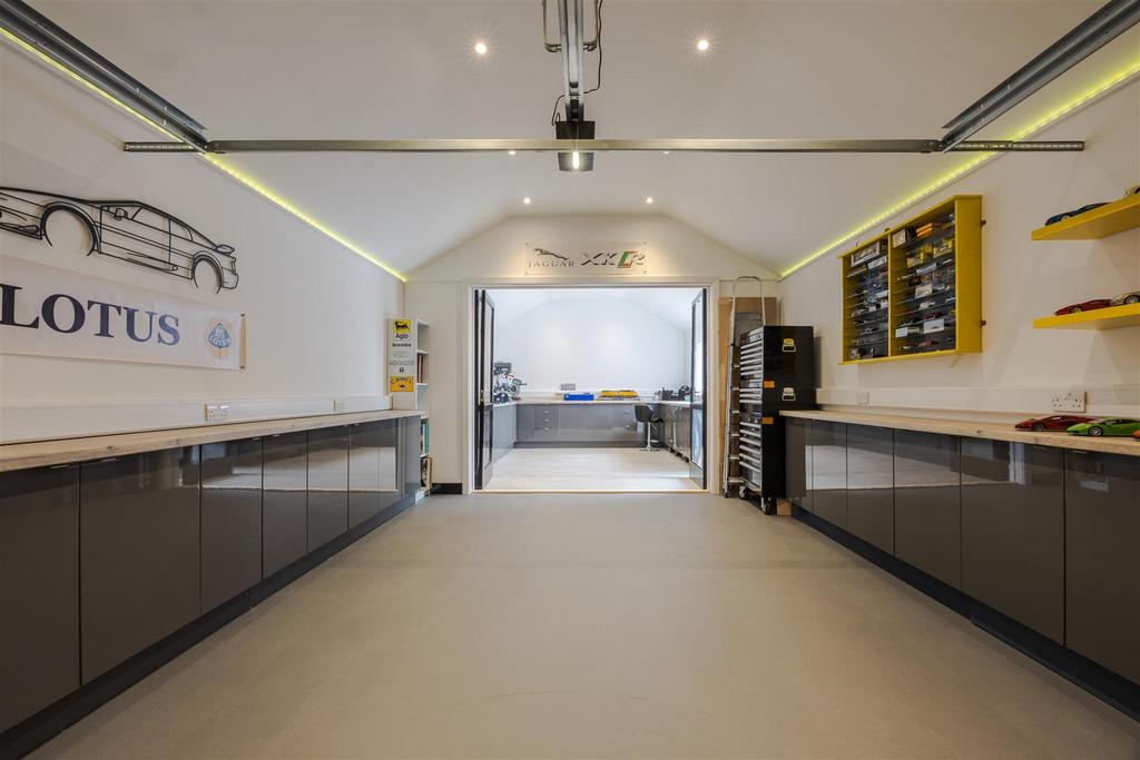 Garage/Workshop
