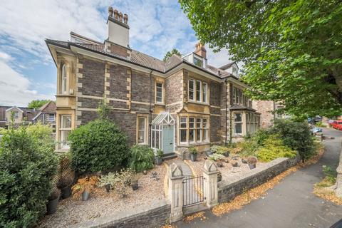 6 bedroom semi-detached house for sale