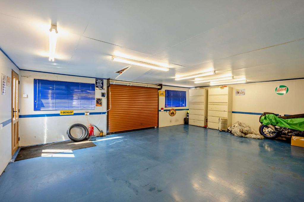 Garage/Workshop