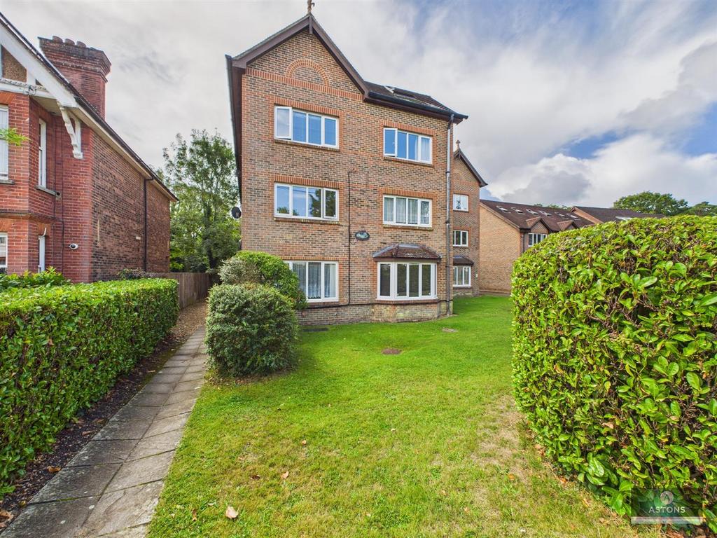 Perryfield Road, Crawley RH11 Studio - £995 pcm (£230 pw)