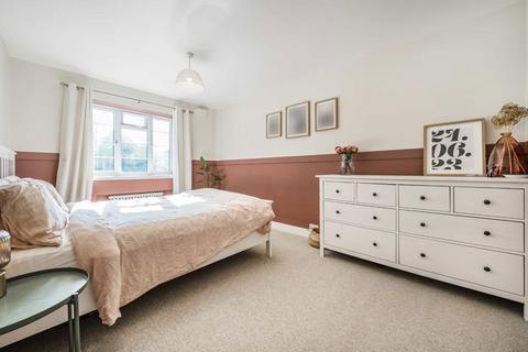4 bedroom flat for sale, Streatham High Road, London SW16