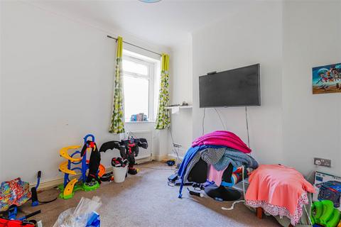 5 bedroom terraced house for sale, Courtenay Road, Barry