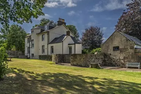 6 bedroom detached house for sale