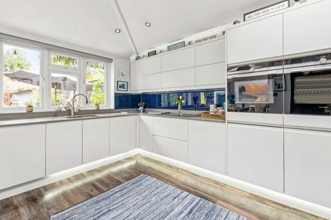 undefined, South Road, Hampton TW12