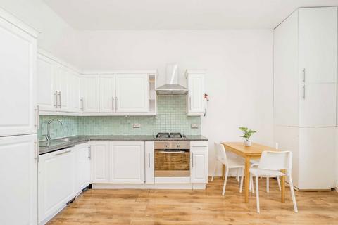 3 bedroom flat for sale, Finsbury Park Road, London N4