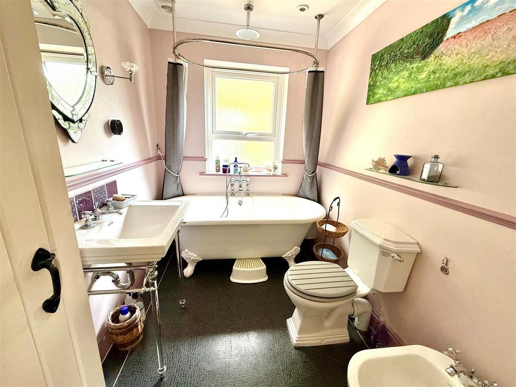 Family Bathroom.jpg