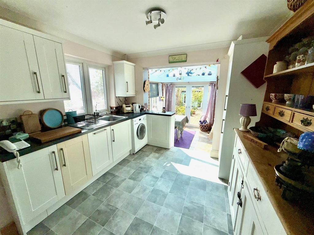 Kitchen 2.jpg
