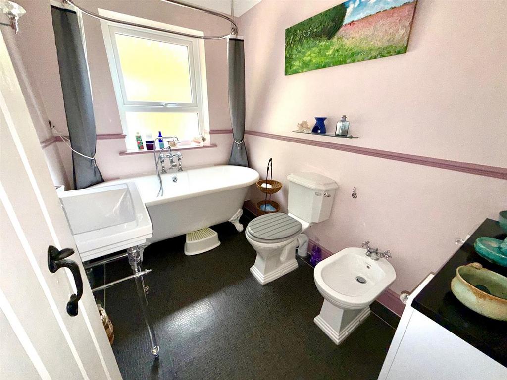 Bathroom 1.jpg