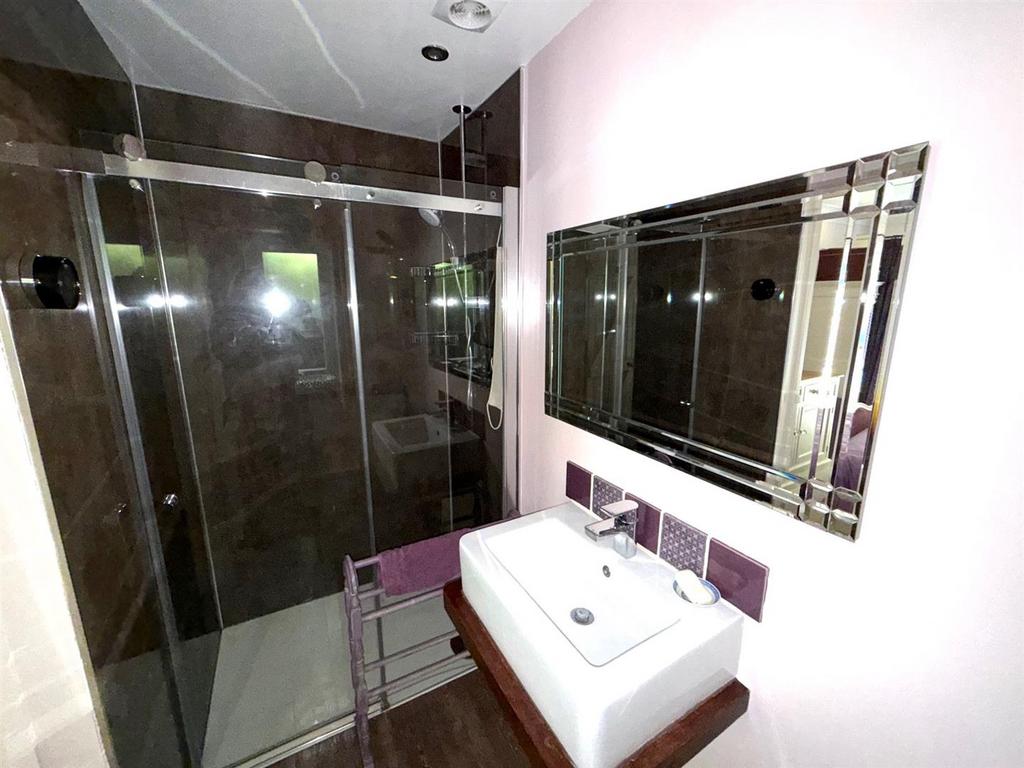 Ensuite Pic 2.jpg