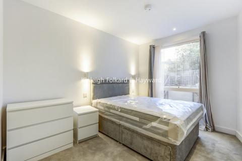 3 bedroom flat to rent, Red Post Hill, London, SE24