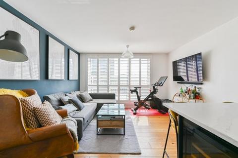 2 bedroom flat for sale, Oyster Wharf, Lombard Road, London, SW11