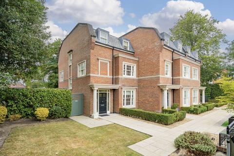 Warrenhurst Gardens, Weybridge KT13