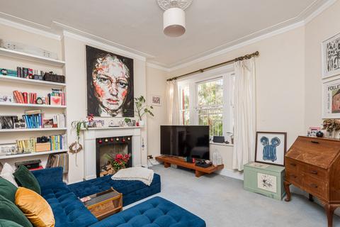 2 bedroom flat for sale, Lurline Gardens, London, SW11