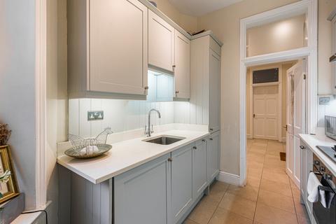 2 bedroom flat for sale, Lurline Gardens, London, SW11