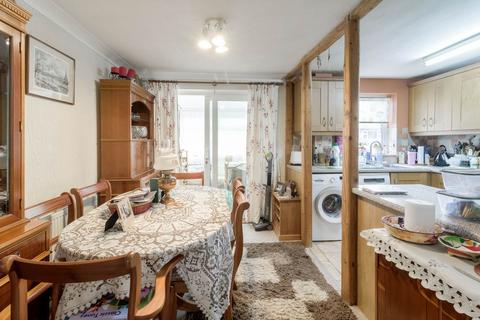 6 Bishopstone, Bradville, Milton Keynes, MK13 7DJ