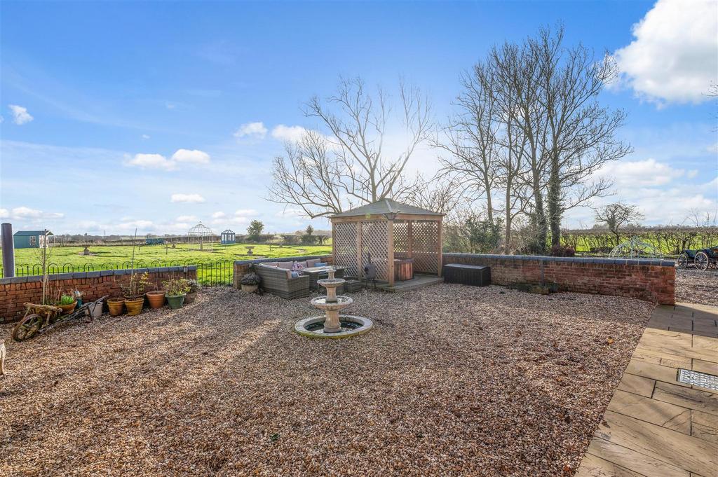 Gravelled Rear Courtyard 037