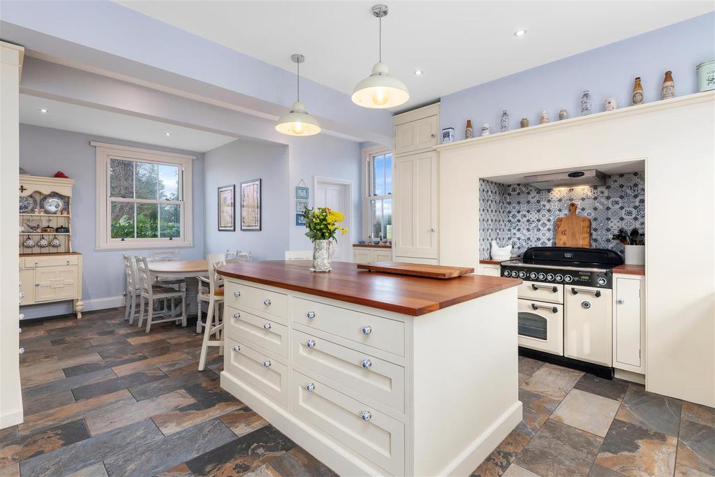 Dual-Aspect Dining Kitchen 517