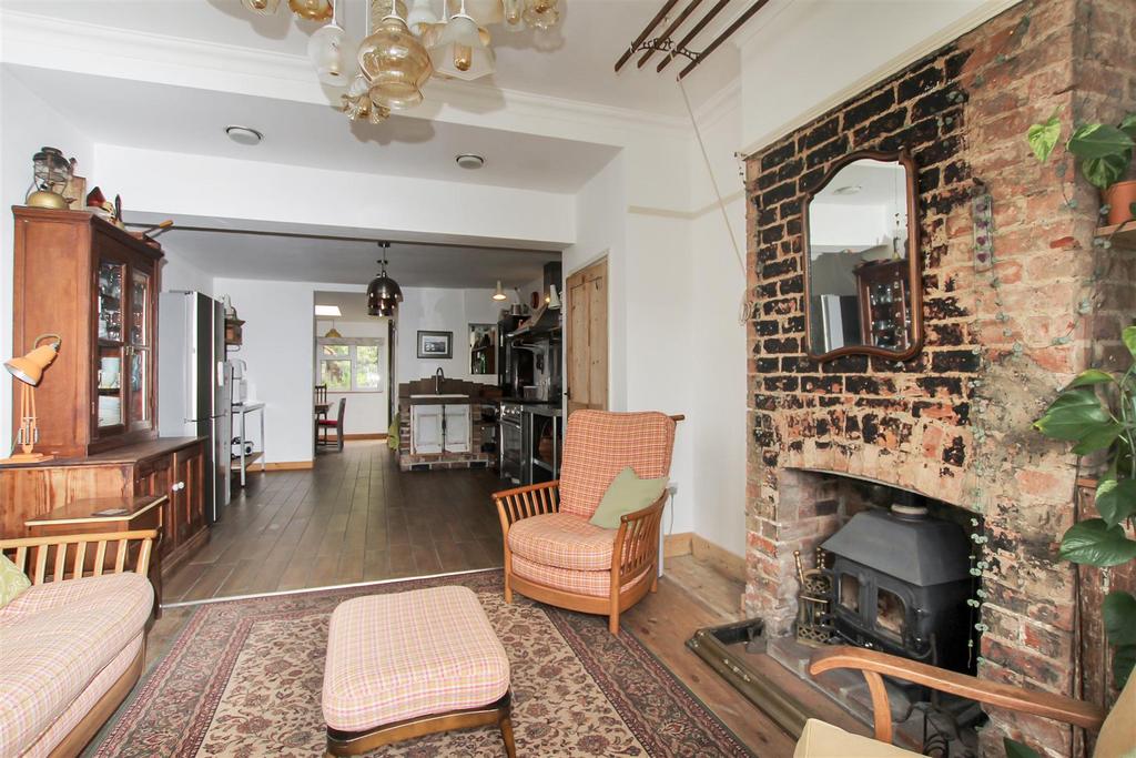 Family & Kitchen Area.JPG