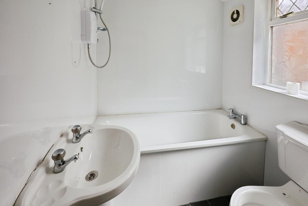 Pbox-bathroom-329833.JPG