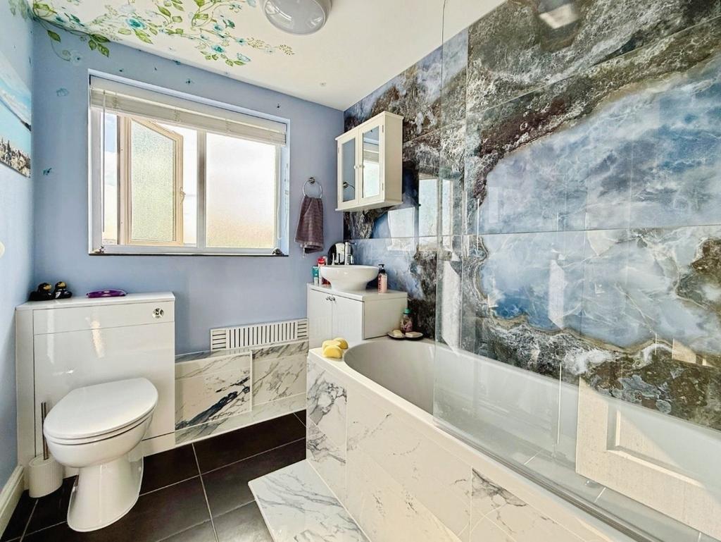 Pbox-bathroom-327403.jpeg