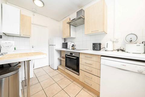 Studio for sale, St. Saviours Estate, London SE1