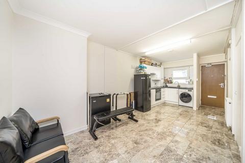 1 bedroom flat for sale, St. Saviours Estate, London SE1