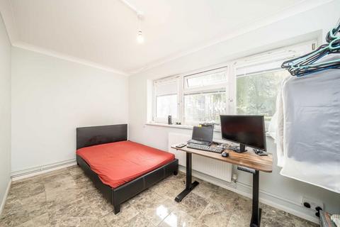 1 bedroom flat for sale, St. Saviours Estate, London SE1