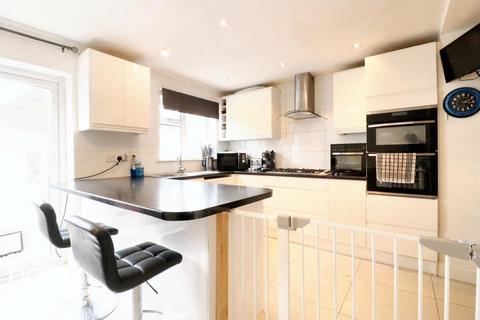 4 bedroom semi-detached house for sale, Taunton Way, Stanmore