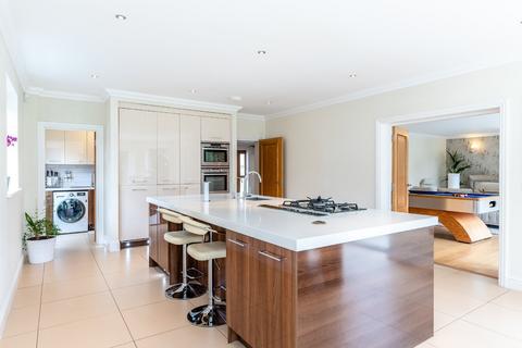 7 bedroom detached house to rent, The Drive, Ickenham, UB10