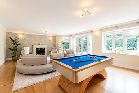 7 bedroom detached house to rent, The Drive, Ickenham, UB10