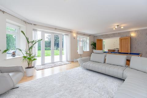 7 bedroom detached house to rent, The Drive, Ickenham, UB10