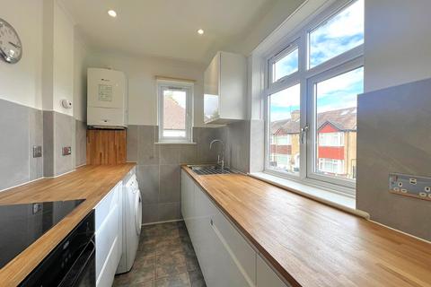 2 bedroom flat to rent, Rothesay Avenue, SW20