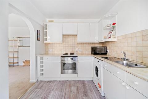 2 bedroom flat to rent, Netherwood Road, London
