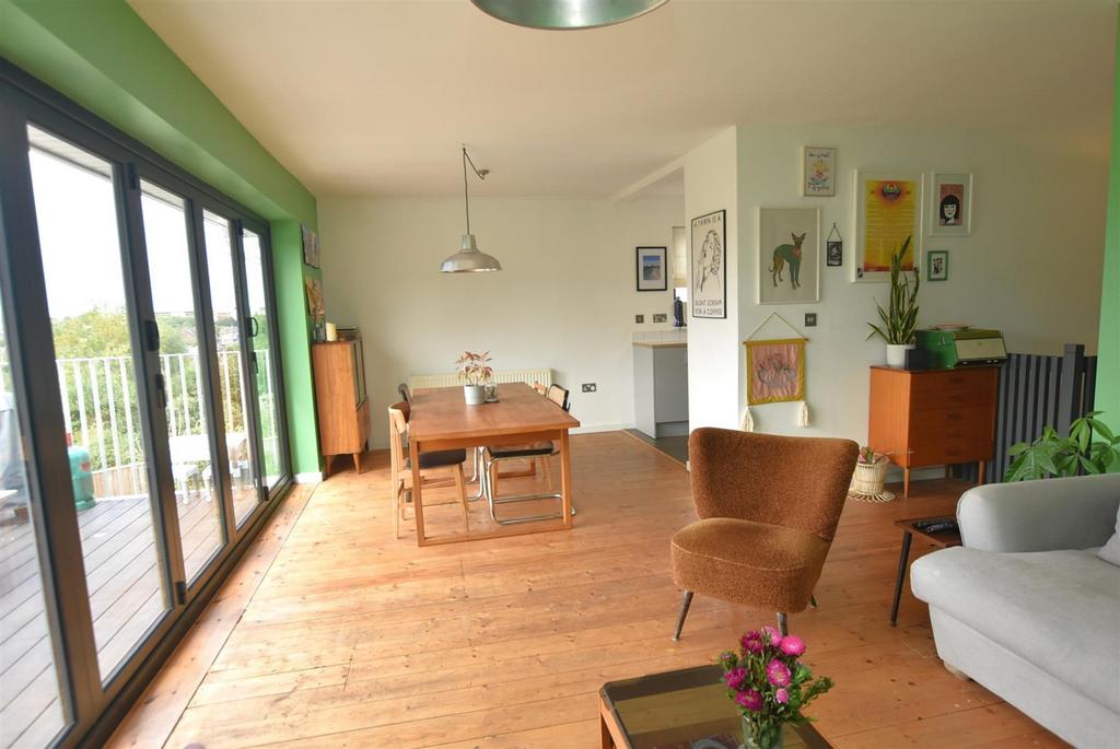 Lounge/Dining Room