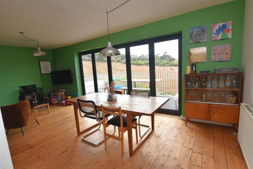 Lounge/Dining Room